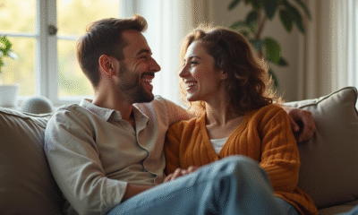 Jeune couple marié souriant dans un salon lumineux