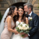Parents joyeux embrassant leur fille mariée dehors